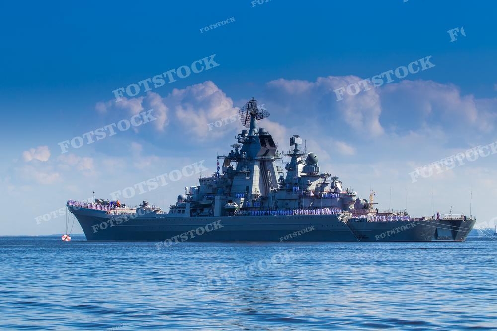 На фотографии изображен корабль, символизирующий военную мощь страны. Снимок может быть использован в публикациях о военно-морских операциях и технических характеристиках военных судов.